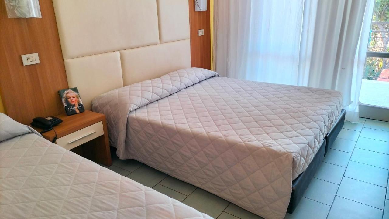 Aura Living Hotel Rimini Esterno foto