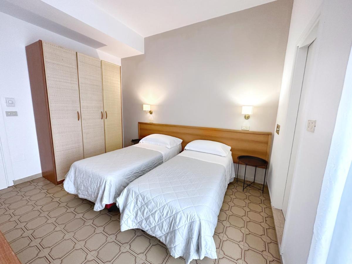 Aura Living Hotel Rimini Esterno foto