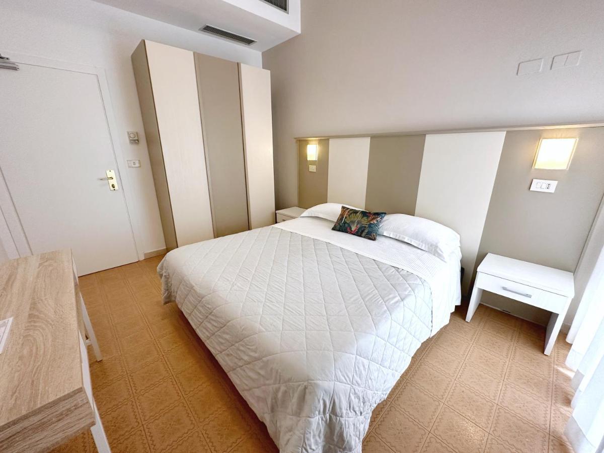 Aura Living Hotel Rimini Esterno foto