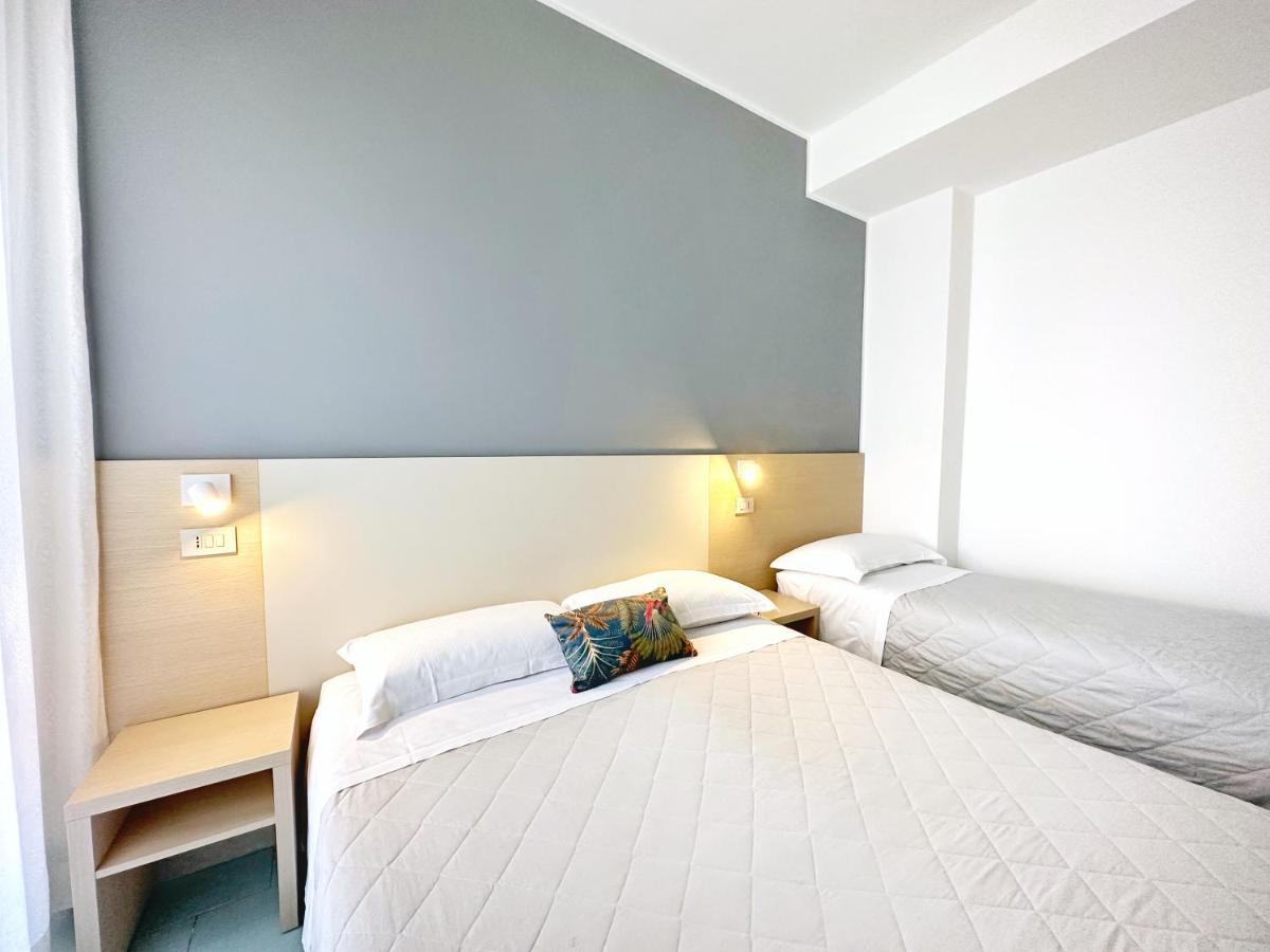 Aura Living Hotel Rimini Esterno foto
