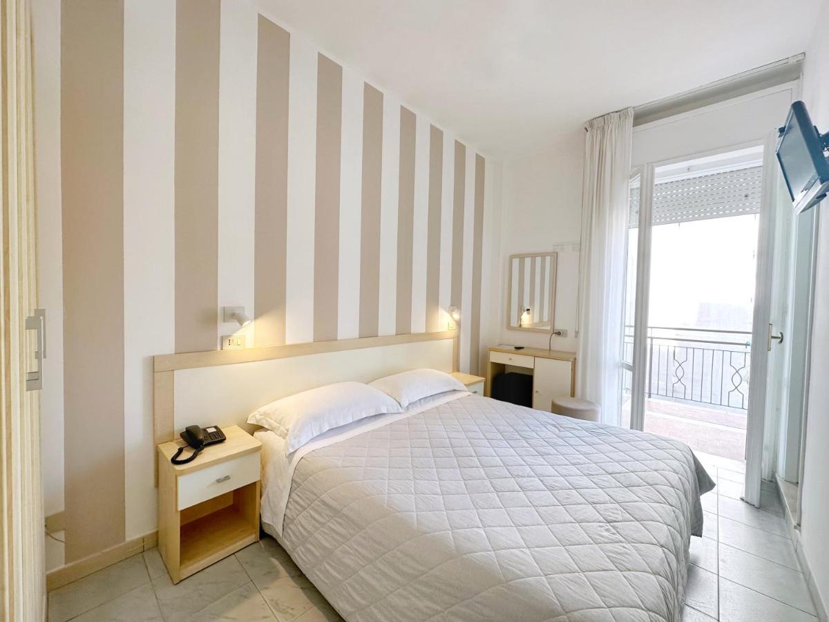 Aura Living Hotel Rimini Esterno foto