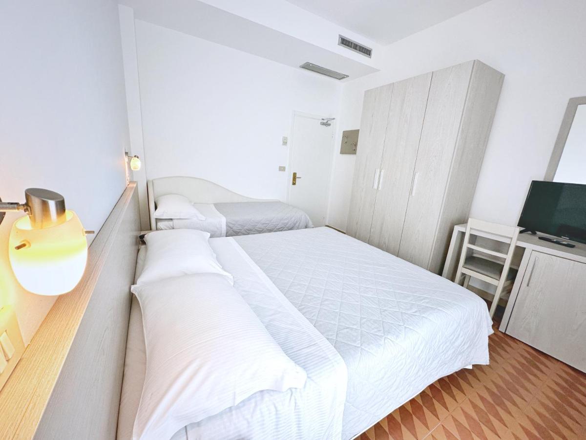 Aura Living Hotel Rimini Esterno foto