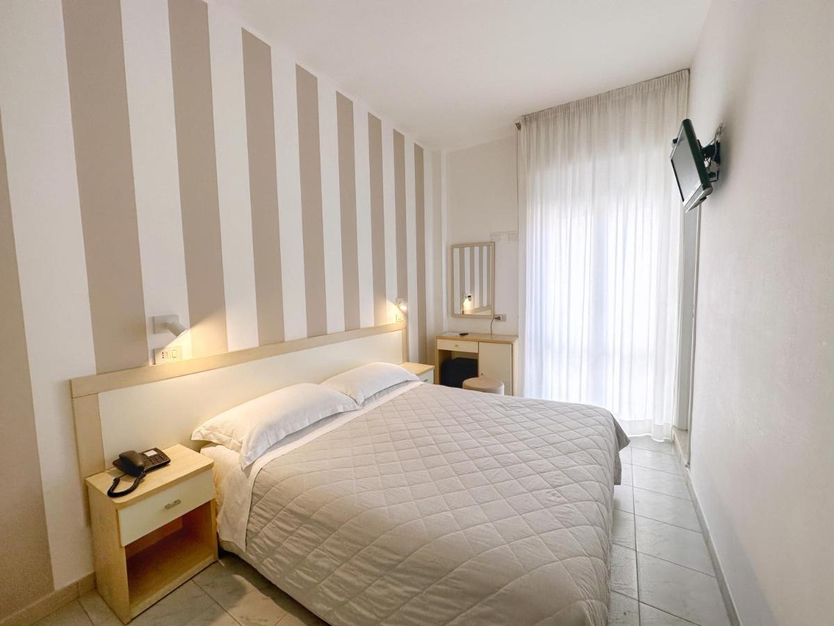 Aura Living Hotel Rimini Esterno foto