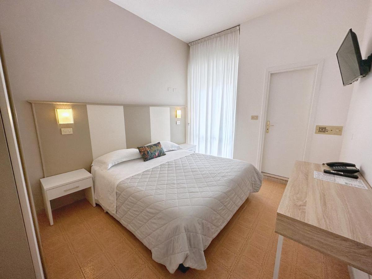 Aura Living Hotel Rimini Esterno foto